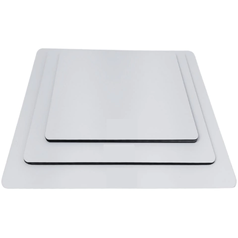 Conjunto de três pastilhas quadradas brancas com bordas pretas