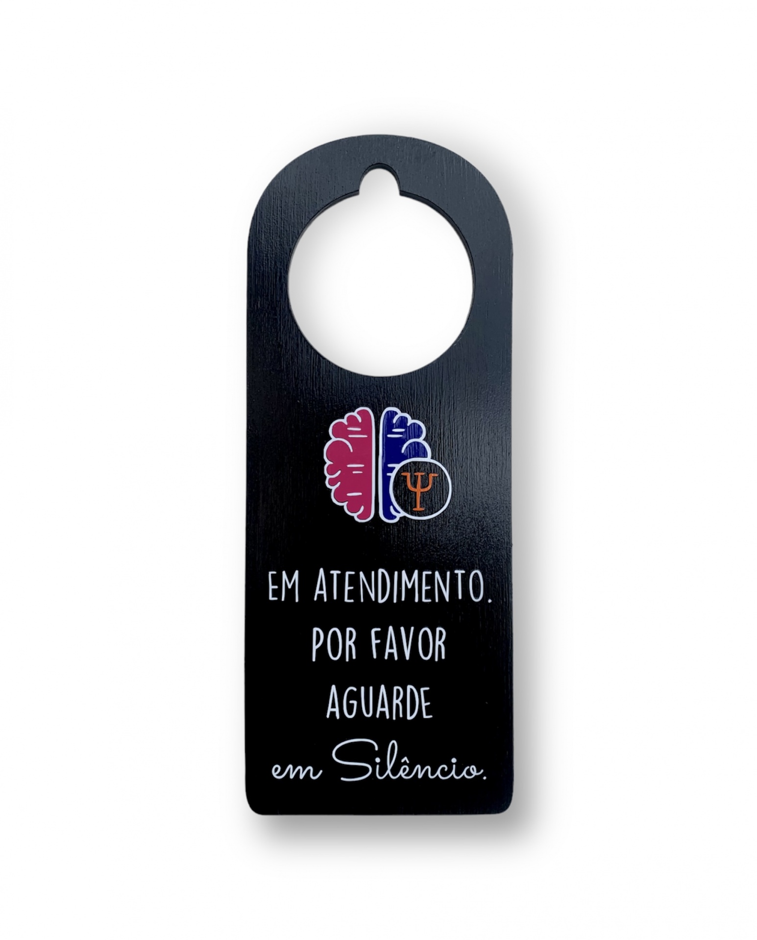 Placa preta para porta com texto em português e desenho de cérebro colorido.
