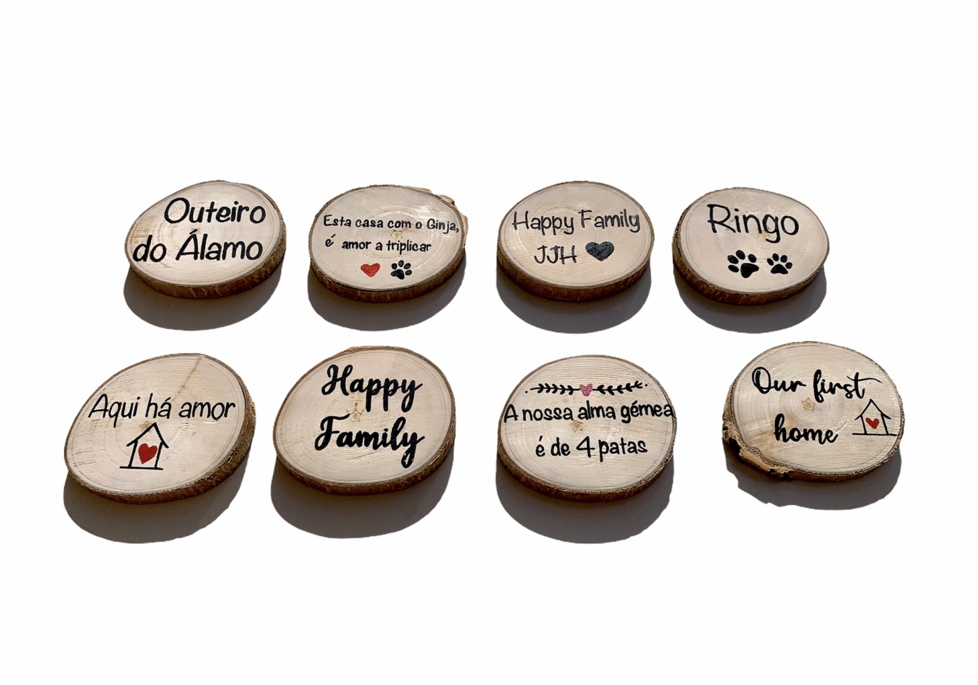 Oito pedaços redondos de madeira com textos em português e inglês sobre amor, família e cães, em fundo branco.