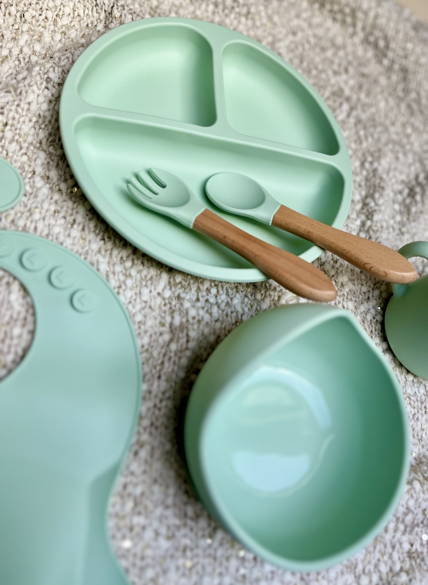 Conjunto alimentação bebé verde menta com prato dividido, talheres de madeira, babete e taça.