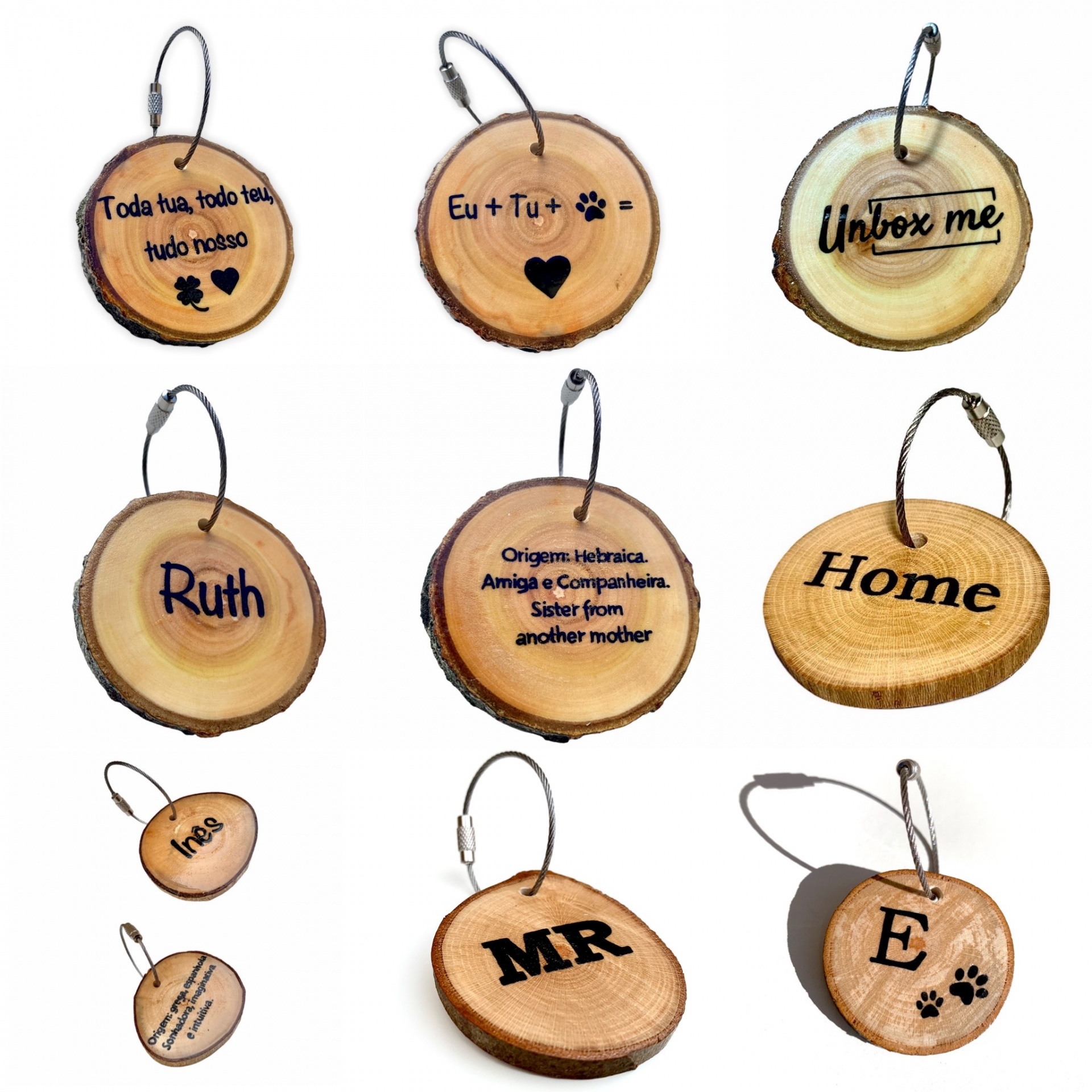 Etiquetas de madeira redondas com frases e nomes gravados, cada uma com gancho metálico.