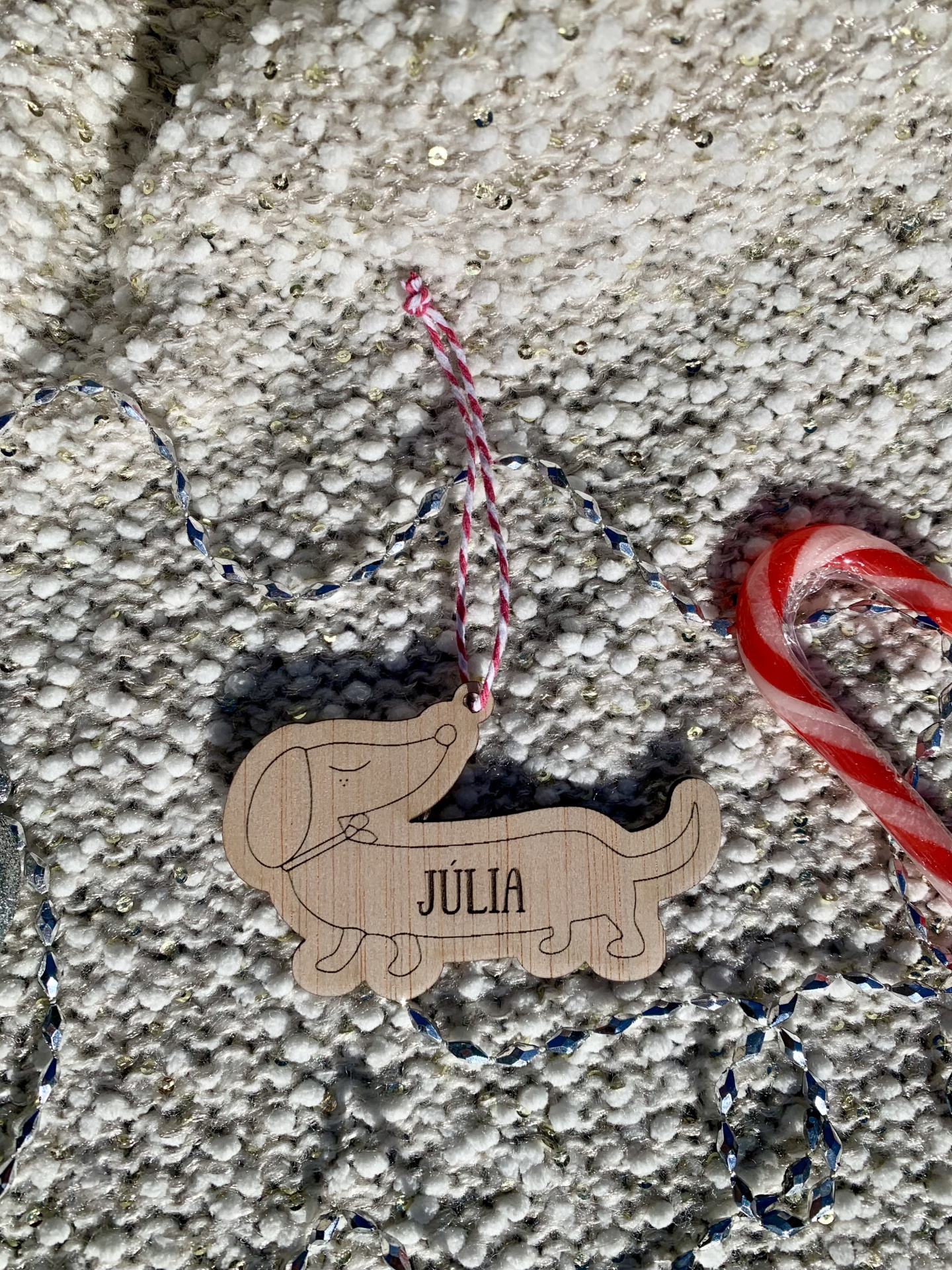 Colar com pendente de madeira em forma de cão com o nome JÚLIA e cordão trançado vermelho e branco