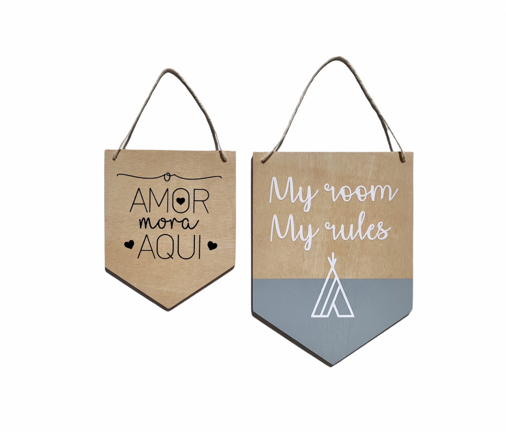 Dois painéis de madeira pendurados com texto decorativo em português e inglês