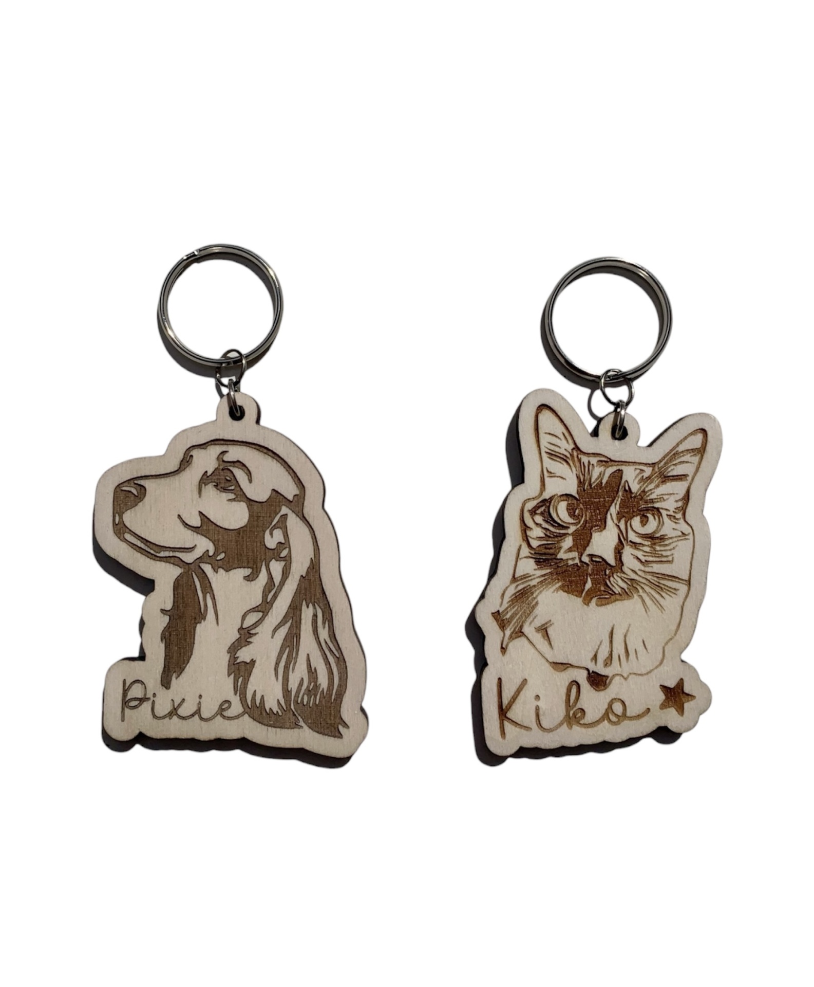 Chaveiros em madeira com desenhos queimados a laser de um cão e de um gato e respetivos nomes