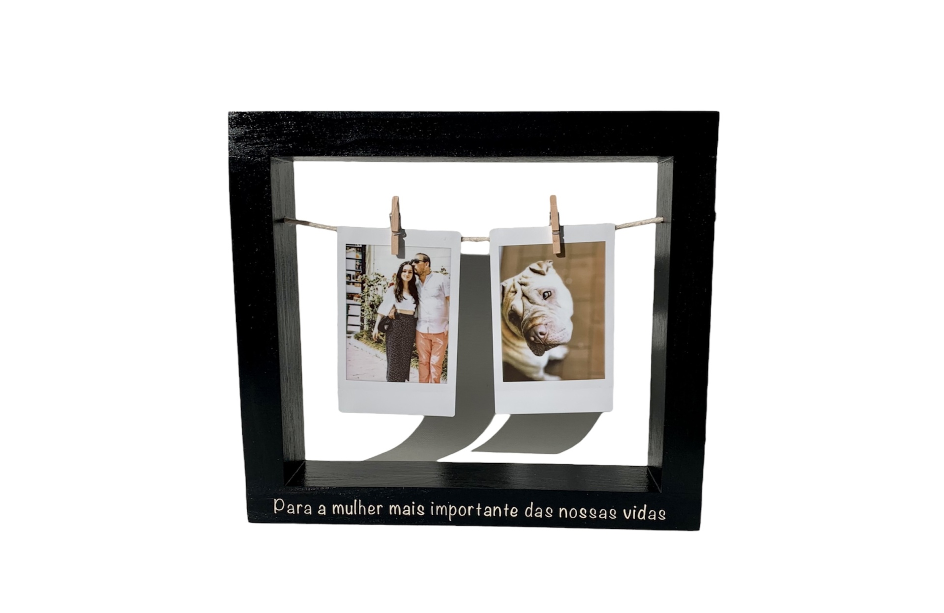 Estrutura preta com duas fotos penduradas e texto na base