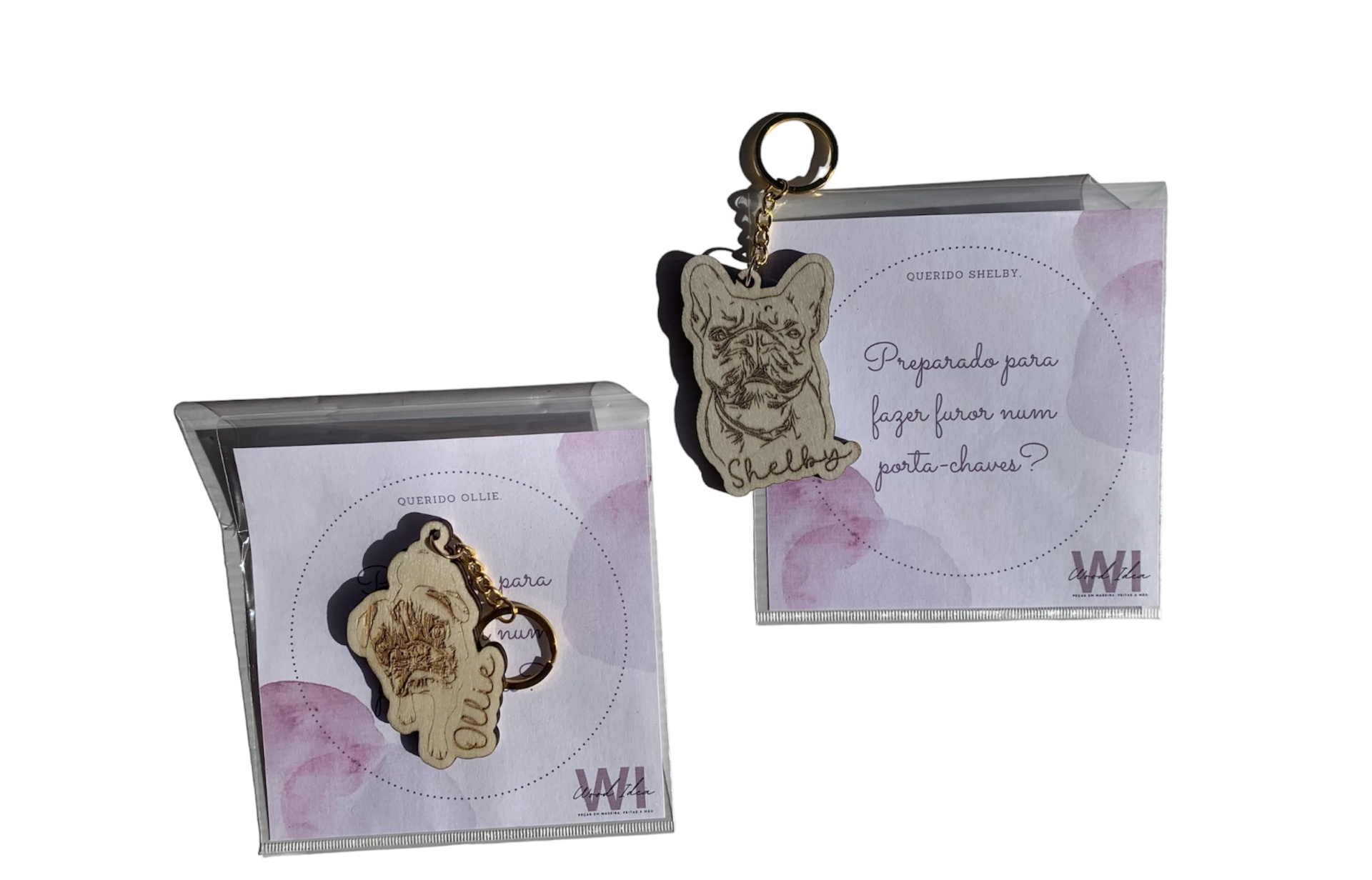 Conjunto de duas chaves decorativas em madeira clara embaladas individualmente com cartão branco e rosa