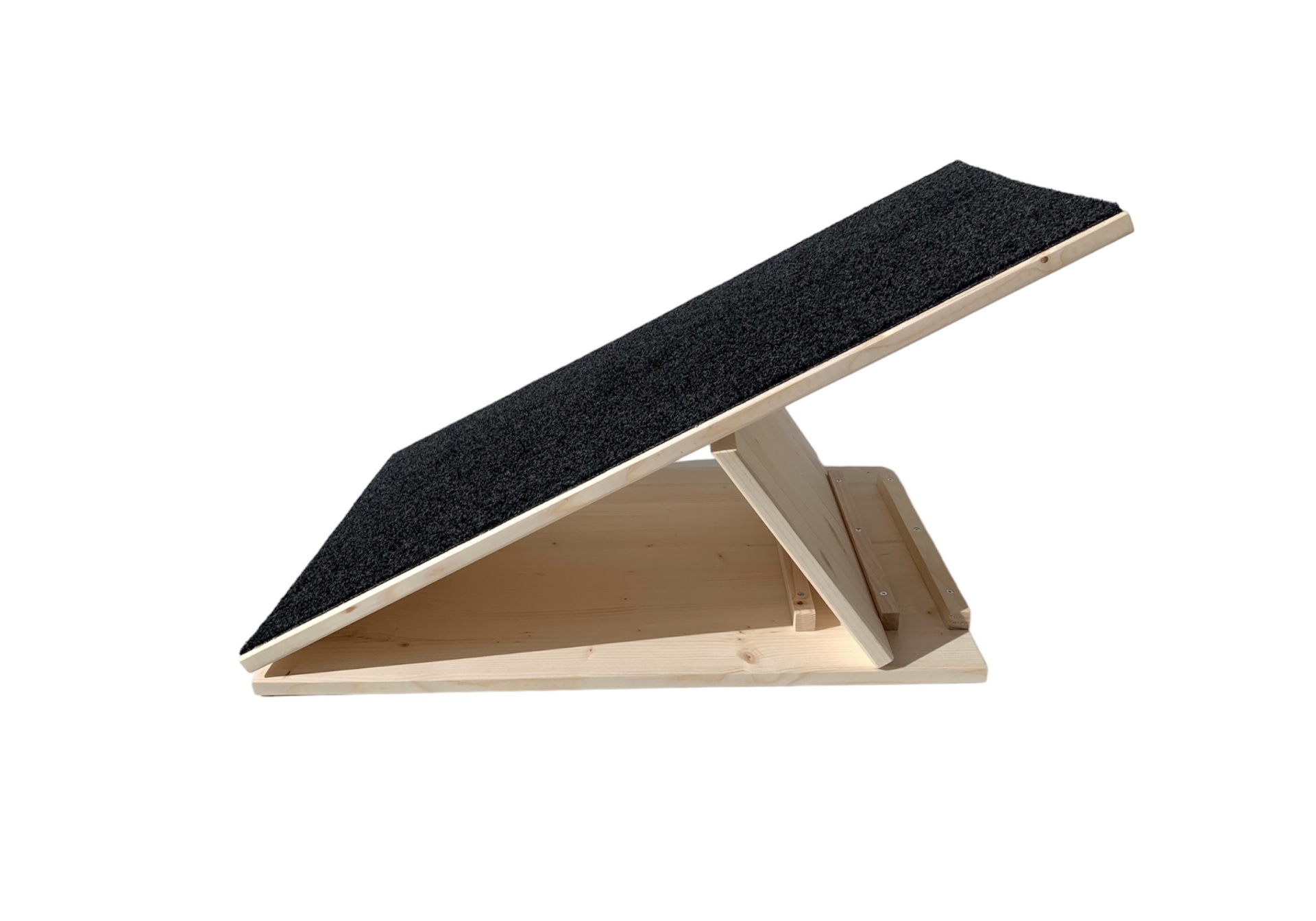 Rampa de madeira com superfície negra antiderrapante