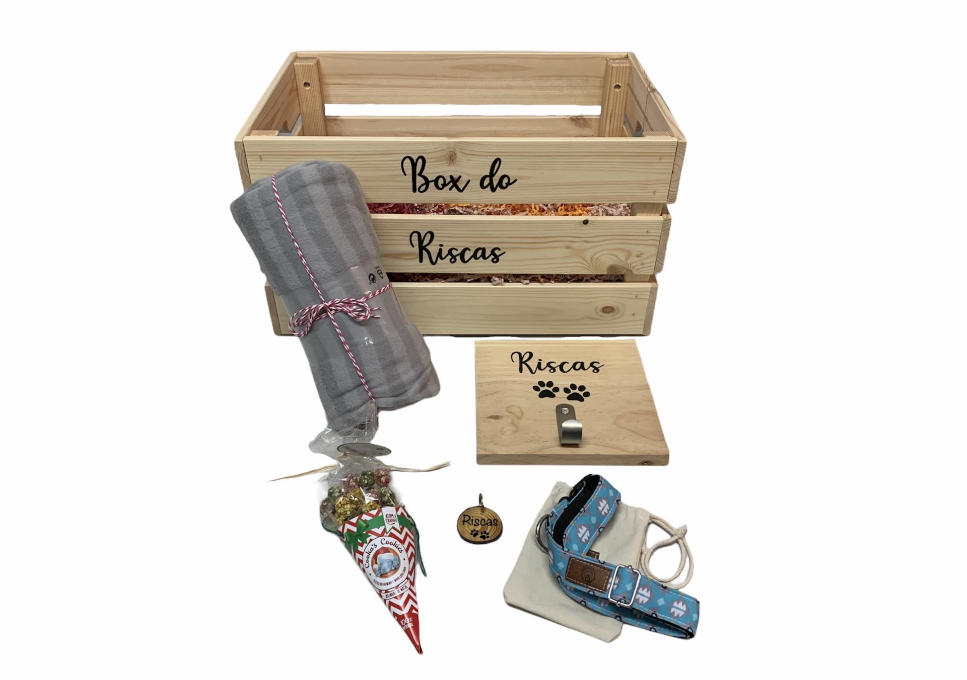 Caixa de madeira para animais com acessórios como manta, coleira azul, tigela bege e petisco em cone