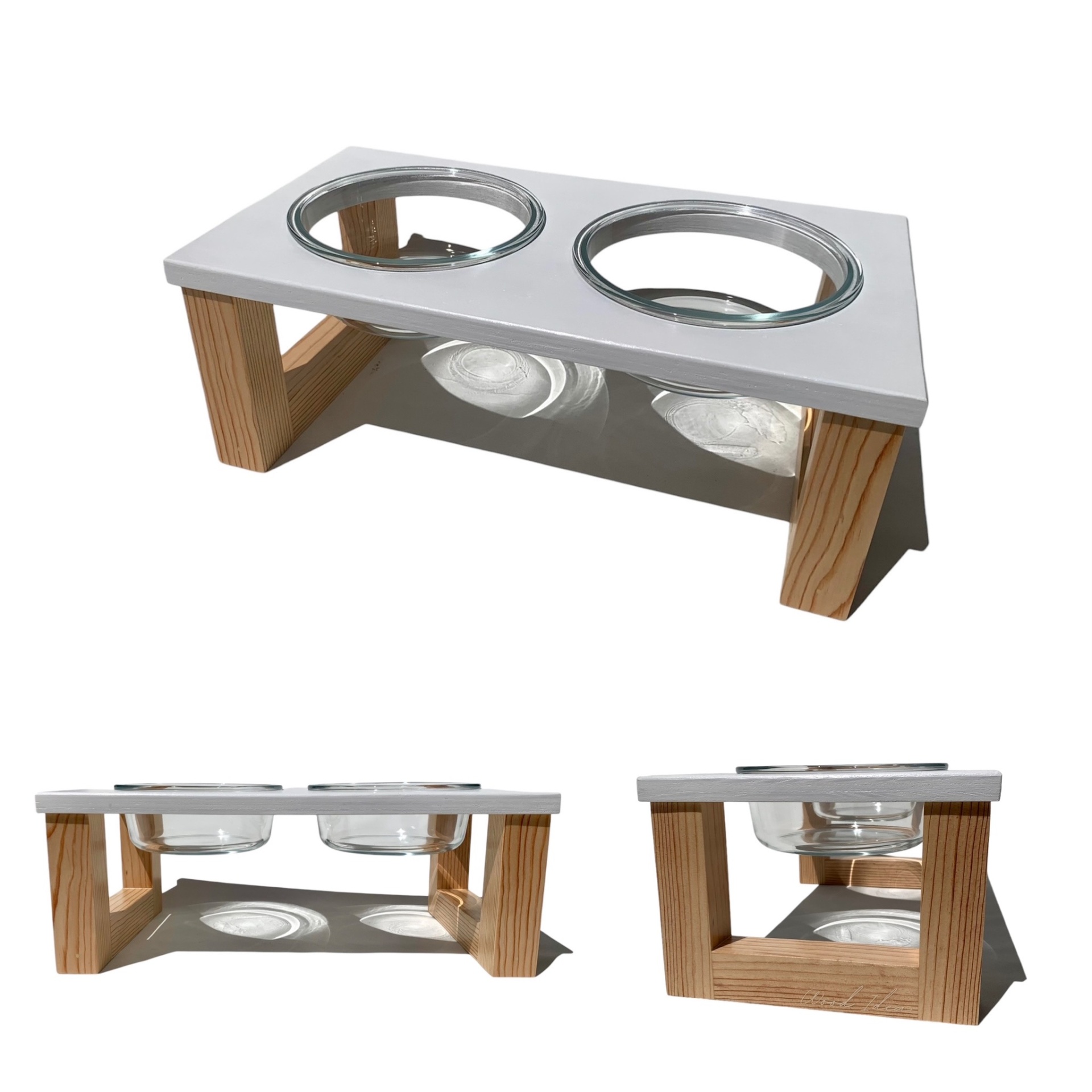 Comedouro elevado para cães com duas tigelas de vidro e suporte de madeira e branco.