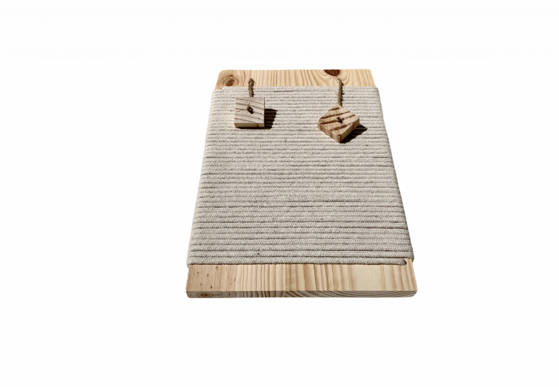 Arranhador para gatos em madeira clara com superfície cinza texturizada e brinquedos pendurados