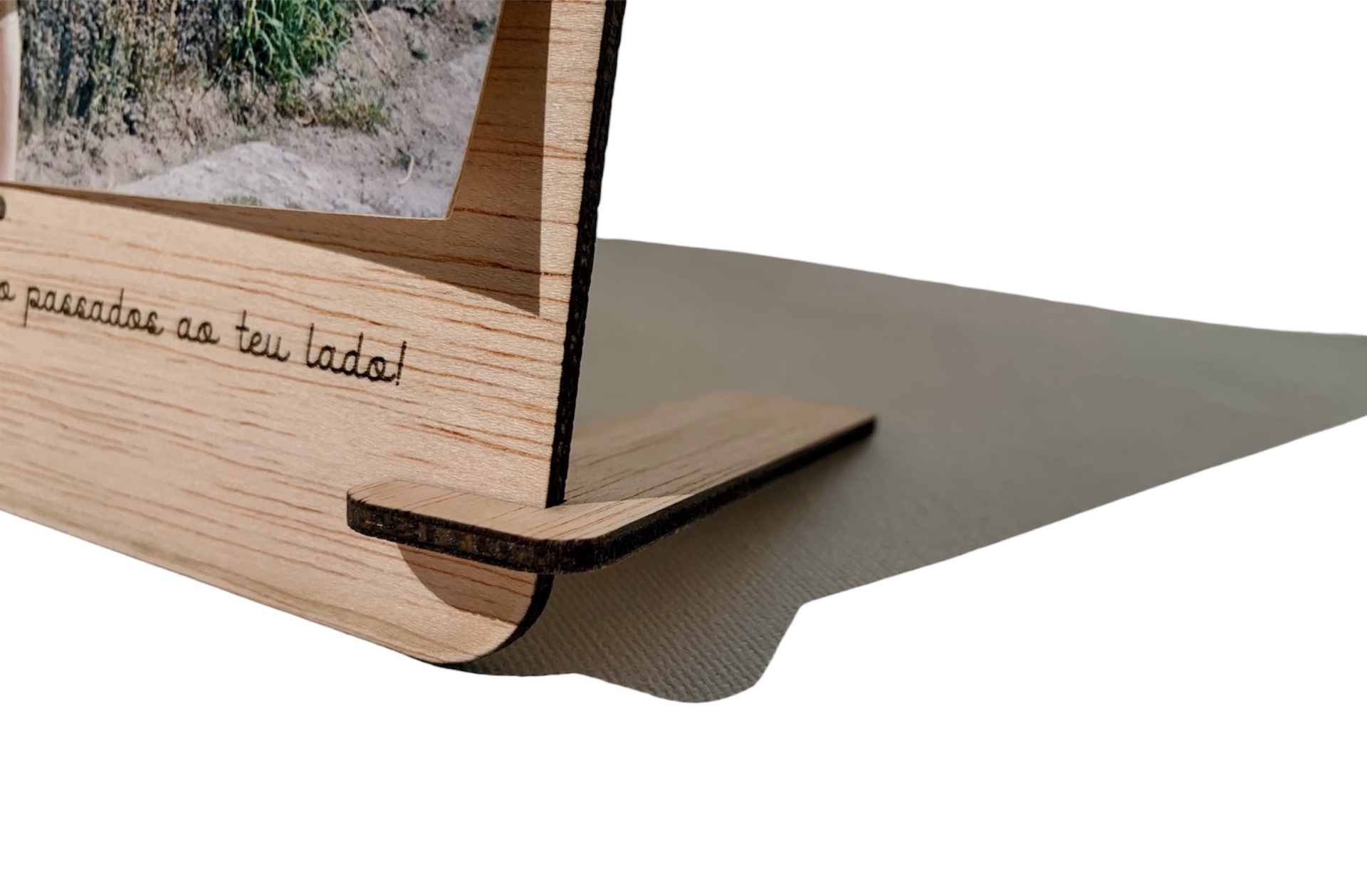 Suporte de madeira com gravação em português num fundo branco.