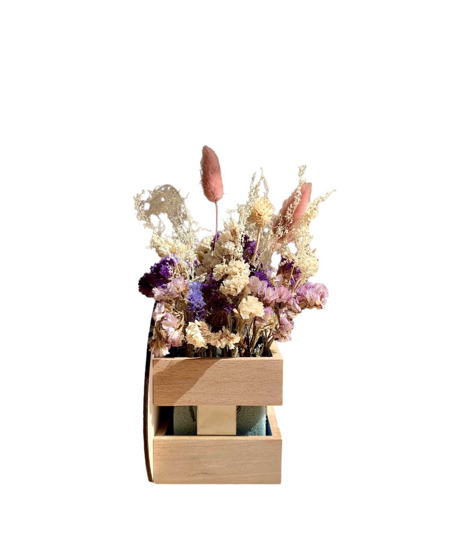Arranjo de flores secas em vaso de madeira com gaveta aberta