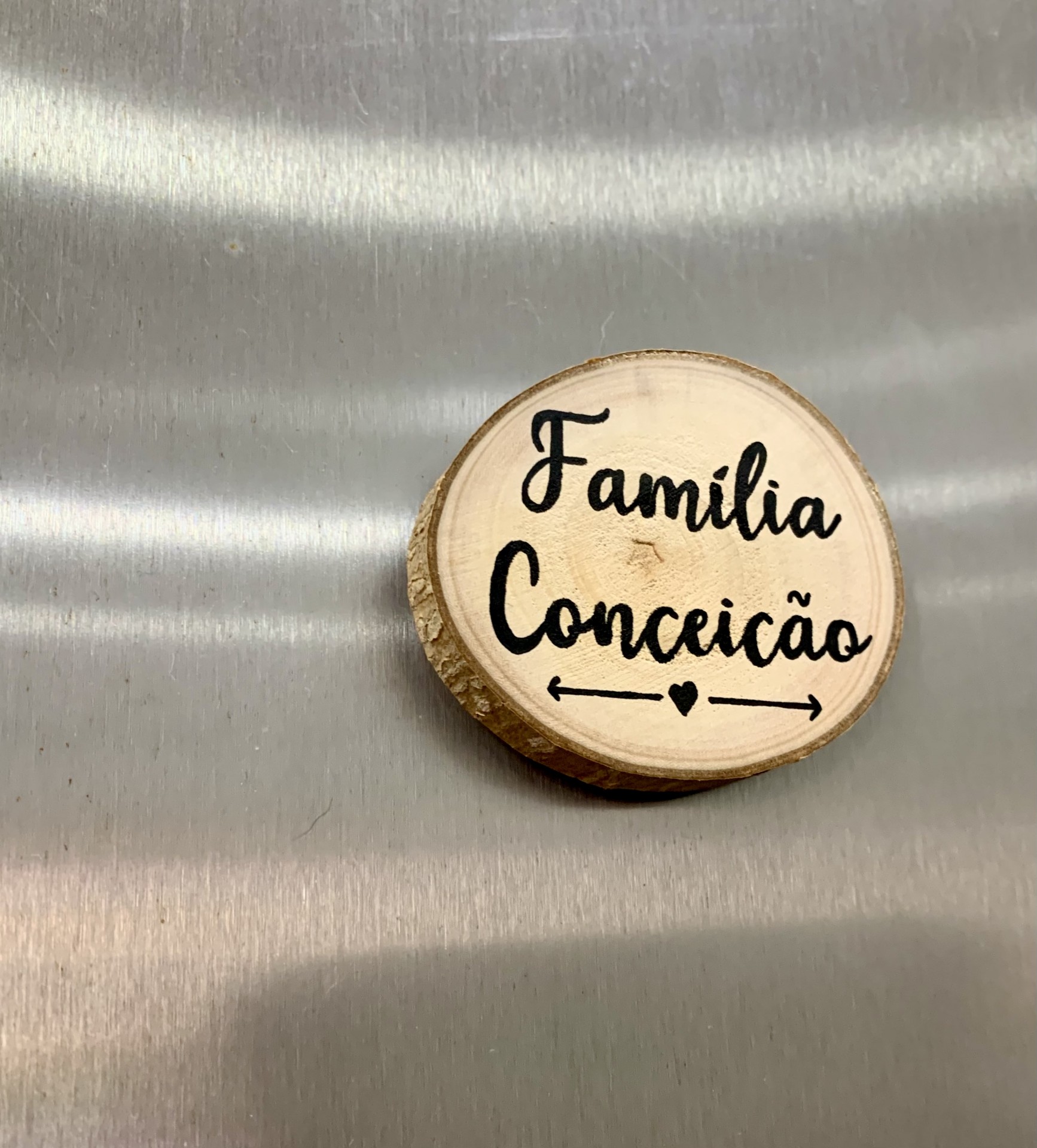 Magneto redondo de madeira com texto 