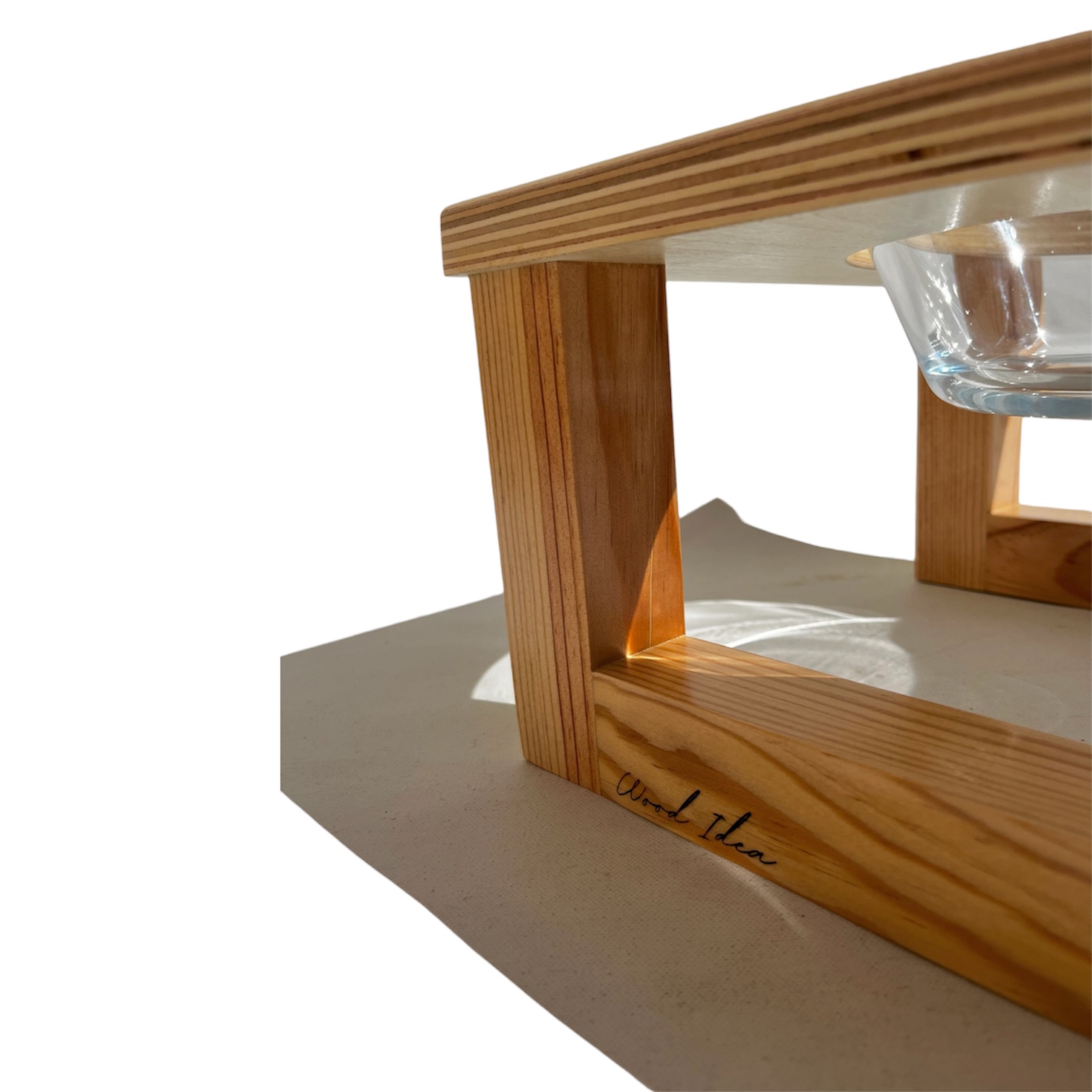 Suporte de madeira clara para taça de vidro com inscrição Wood Idea
