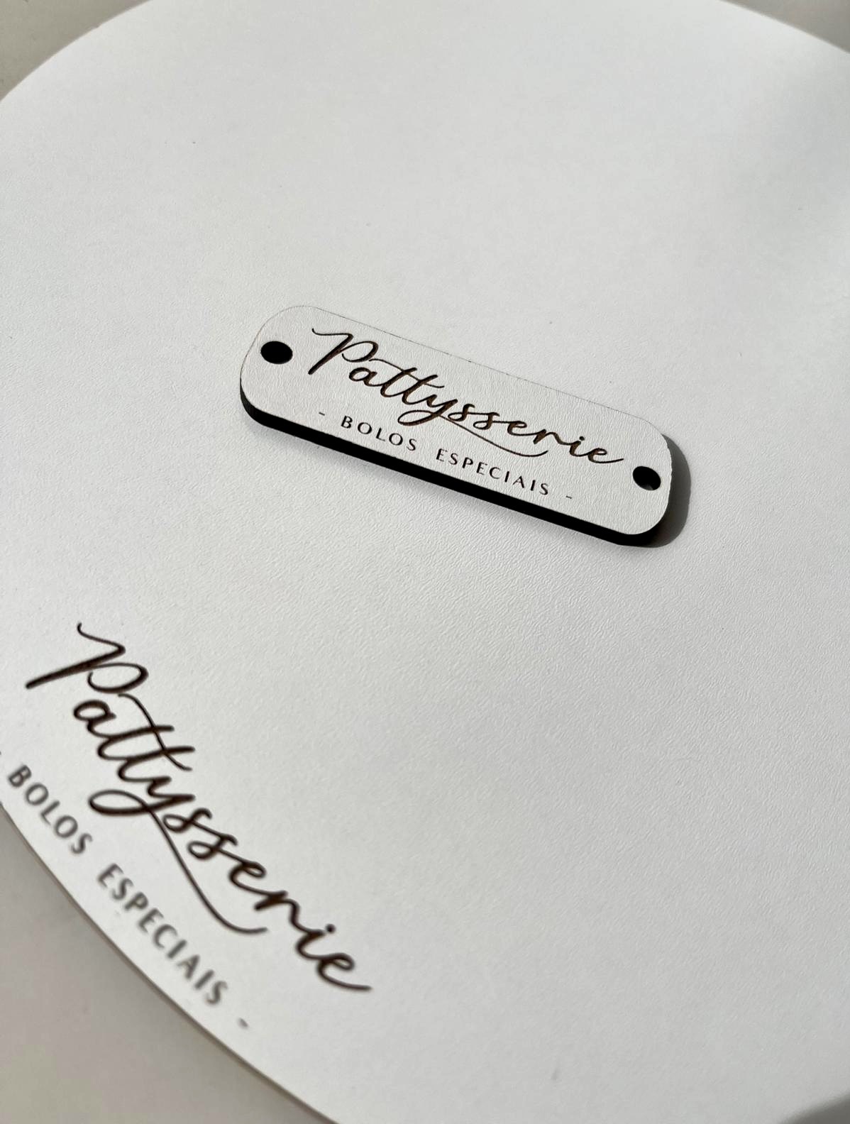 Etiqueta branca com texto Pattysserie - BOLOS ESPECIAIS - em caligrafia preta sobre fundo branco