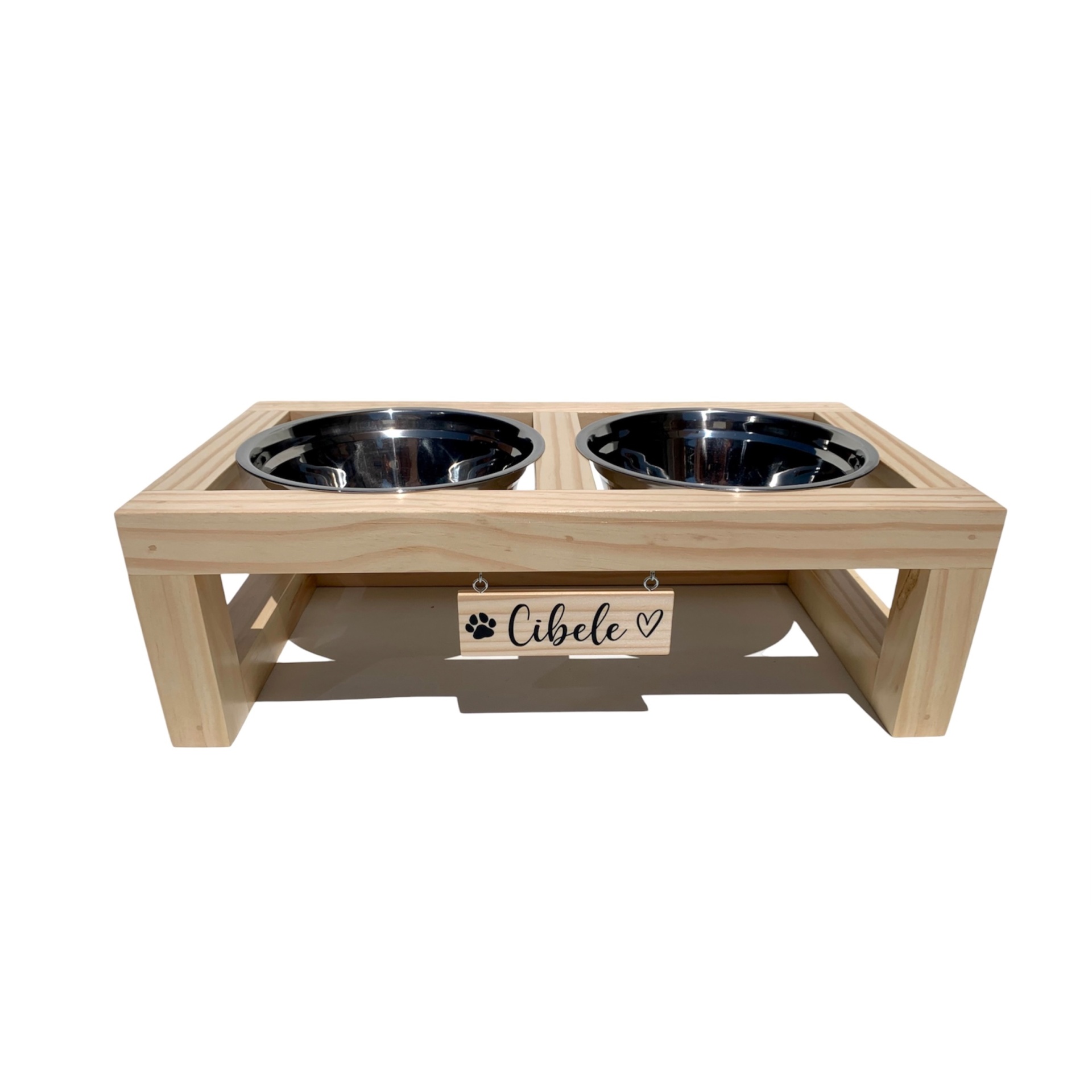 Comedouro duplo para animais de madeira clara com recipientes metálicos e placa gravada