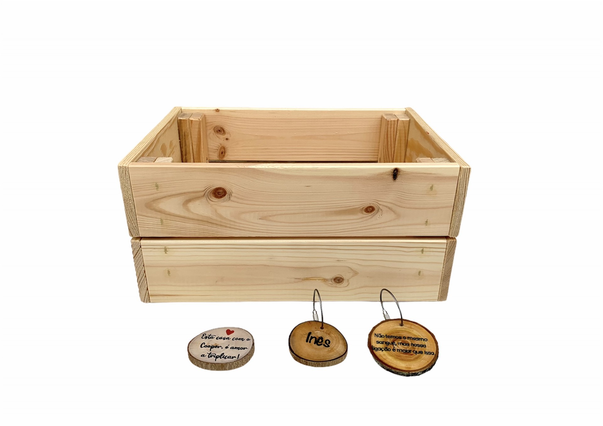 Caixa de madeira clara com três plaquinhas redondas de madeira com texto