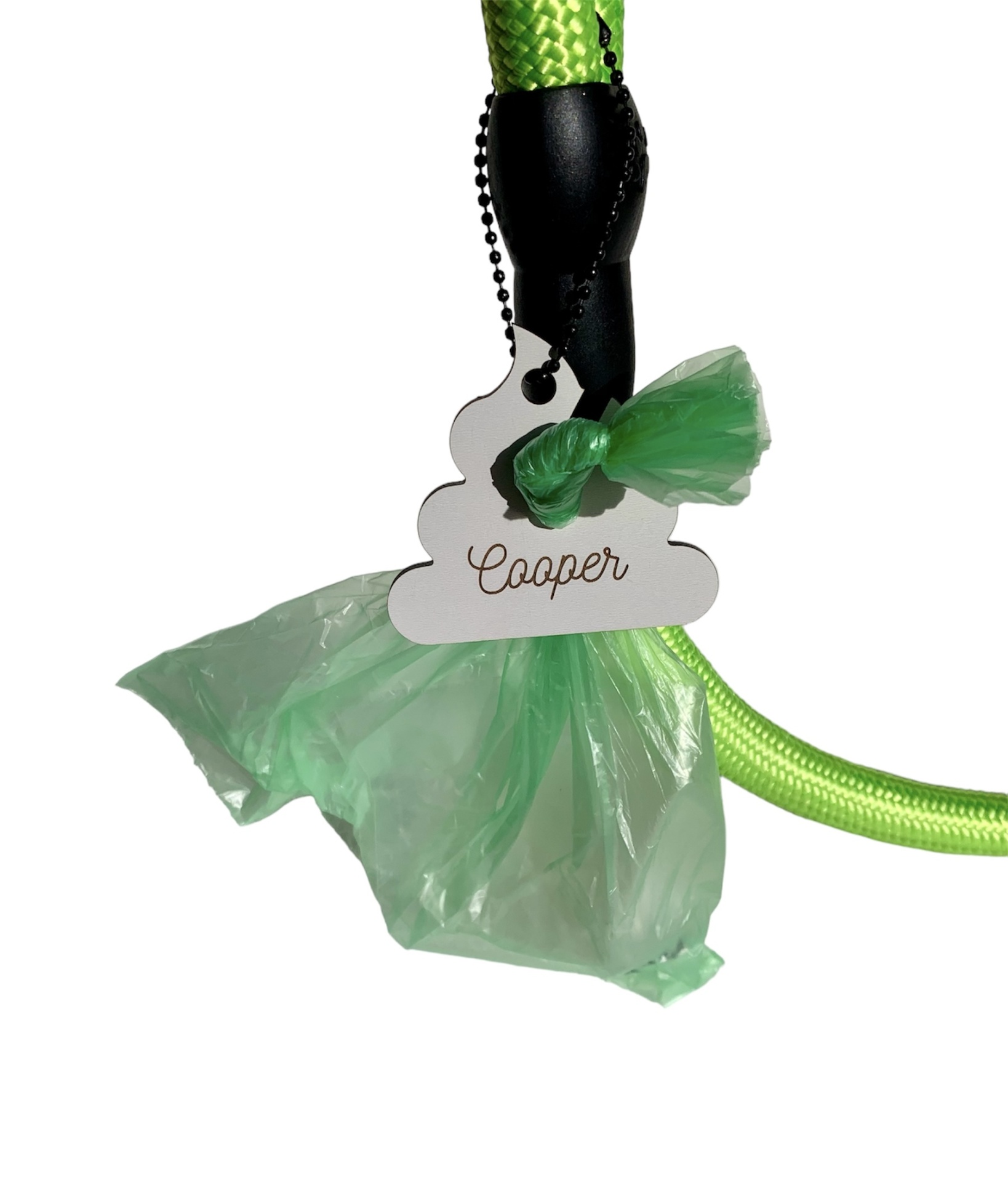Presa amarela em corda com etiqueta branca 'Cooper' e saco plástico verde