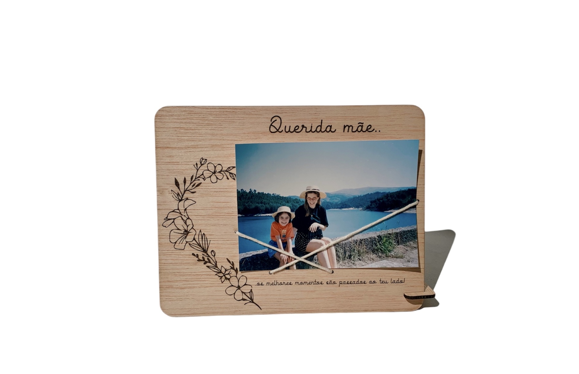 Moldura de fotografia em madeira com texto gravado e foto de duas pessoas junto a um rio