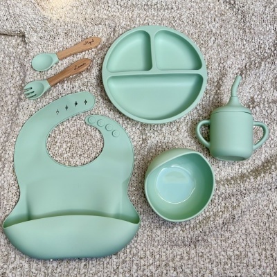 Conjunto alimentação bebés silicone verde claro com babete, prato, taça, copo, colher e garfo com cabos de madeira