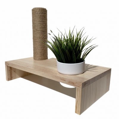 Suporte de madeira com coluna de sisal e vaso branco com planta verde