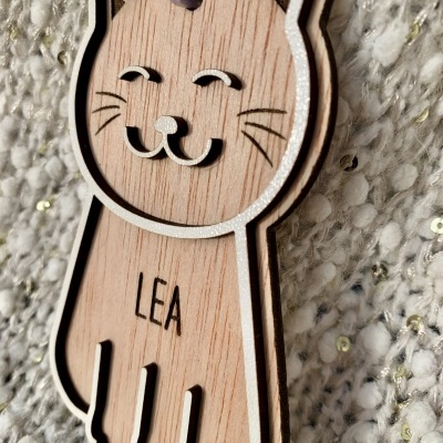 Pendente de madeira em forma de gato com nome LEA gravado
