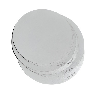 Discos circulares prateados com assinatura Pati Spta