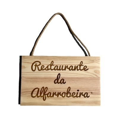Placa de madeira com texto 