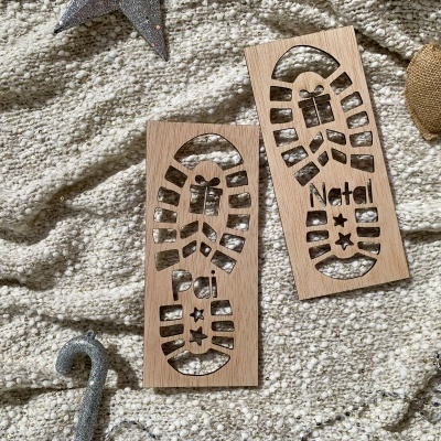 Marcadores de livros de madeira com tema natalício em superfície texturada