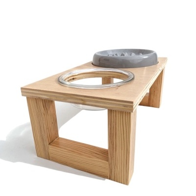 Suporte elevado de madeira com recipiente de vidro e prato cinzento