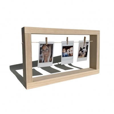 Moldura de madeira clara com fotos Polaroid penduradas por molas