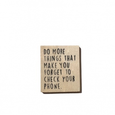 Placa quadrada em cortiça com texto em inglês