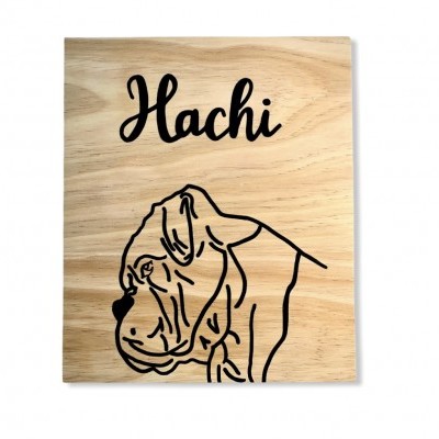 Placa de madeira com nome 'Hachi' e desenho de cão em preto