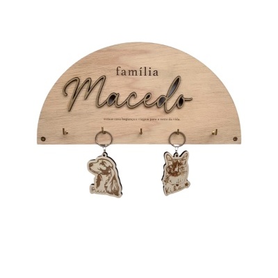 porta-chaves de parede em madeira com texto 'família Macedo' e porta-chaves com cães