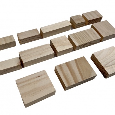 Peças de madeira retangulares de diferentes tamanhos sobre fundo branco