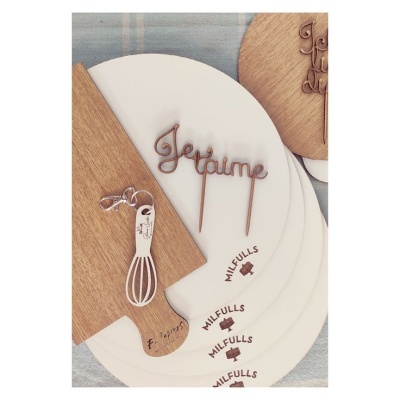 Bases redondas brancas MILFULLS, placas de madeira, mini batedor e decorações 'Je t'aime'.