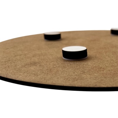 Base de aglomerado castanho claro com cilindros pretos e topo branco