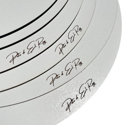 Conjunto de pratos brancos redondos com texto preto