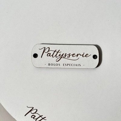 Etiqueta branca com texto Pattysserie BOLOS ESPECIAIS e fundo branco com o mesmo texto.