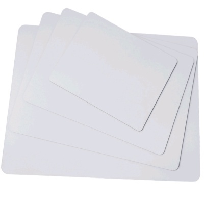 Conjunto de tapetes plásticos brancos de vários tamanhos com cantos arredondados