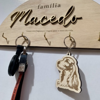 Organizador de chaves em madeira com nome personalizado e chaveiro de cachorro
