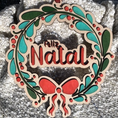 Decoração de Natal em madeira colorida com texto Feliz Natal