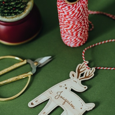 Etiqueta rena de madeira com nome Joaquim, fio vermelho e branco, tesoura dourada e globo de neve
