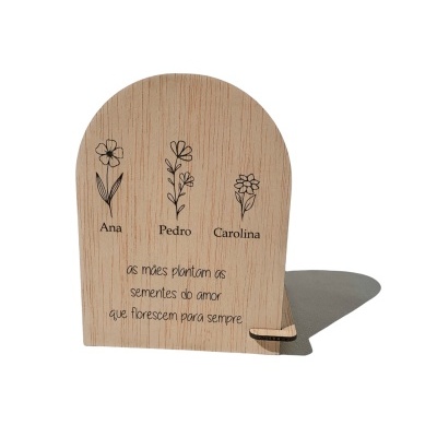 Placa decorativa em madeira com flores desenhadas e texto em português