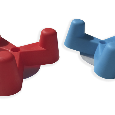 Dois tripés plásticos, um vermelho e outro azul, com bases brancas sobre fundo preto