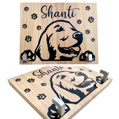 Placa de madeira com desenho de cão e texto 'Shanti' com ganchos metálicos