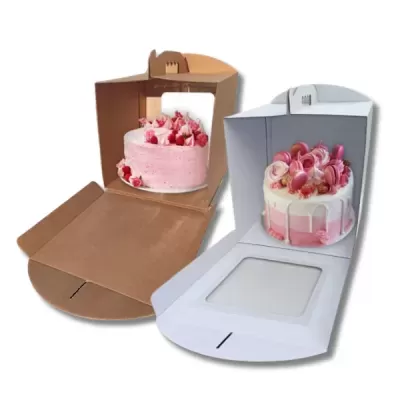 dois bolos decorados em caixas de transporte castanha e branca com janelas transparentes