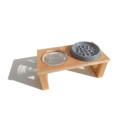 Comedouro para animais com dois recipientes em madeira clara