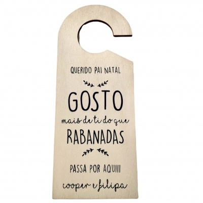 Placa de madeira decorativa para porta com texto em português sobre o Pai Natal