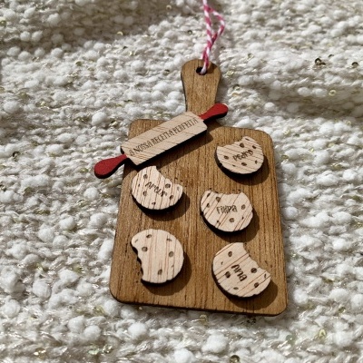 Pendente decorativo em madeira tipo tábua com bolachas e rolo de massa